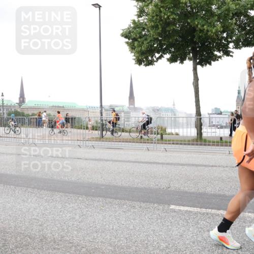 29.06.2025 - hella hamburg halbmarathon Lena Gebhardt http://msf.ph/oto/8276945 29.06.2025 10:54:44 Lombardsbrücke 1198, 1762, 1822, 1949, 2084, 2244, 2532, 2566, 2586, 2632, 3002, 3364, 3761, 3795, 3857, 4191, 4192, 4720, 4971, 5157, 5185, 5216, 5309, 5392, 5500, 5727, 5882, 5933, 5993, 6023, 6279, 6839, 6982, 7498, 7670, 7946, 7986, 8012, 8186, 8801, 8803, 9130, 9521, 9596, 10109, 10331, 10471, 10686, 11033, 11226, 11287, 11354, 11567, 11569, 12240, 12268, 12270, 12930, 13272, 13283, 13944, 13945, 13979, 13980 meine-sportfotos.de
