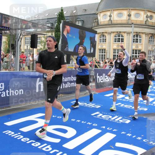 29.06.2025 - hella hamburg halbmarathon Michael Strokosch http://msf.ph/oto/8276956 29.06.2025 10:54:02 Ziel 1151, 1815, 2432, 3096, 6356, 6374, 6481, 7395, 7918, 7973, 8394, 9032, 11789, 13032, 13869, 14175, 16477, 17348, 18308, 18831, 18879 meine-sportfotos.de