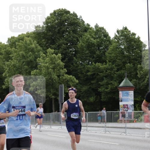 29.06.2025 - hella hamburg halbmarathon Jannik Wohlers http://msf.ph/oto/8276991 29.06.2025 10:34:35 Lombardsbrücke 1284, 1497, 1849, 2355, 3409, 4884, 6310, 6335, 6379, 6397, 6803, 7020, 7299, 8369, 8793, 9248, 10358, 10464, 10606, 11122, 11646, 12019, 12236, 12555, 12764, 13471, 13473, 13537, 13623, 13829, 14273, 14527, 15226, 15405, 15488, 15732, 15984, 16471, 16778, 17344 meine-sportfotos.de