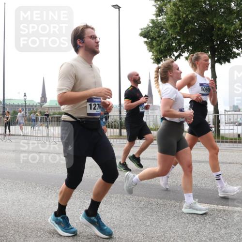 29.06.2025 - hella hamburg halbmarathon Lena Gebhardt http://msf.ph/oto/8277007 29.06.2025 10:35:04 Lombardsbrücke 1276, 154, 10606, 1025, 1284, 1497, 1717, 1849, 2198, 2355, 2376, 2751, 3130, 3409, 3420, 3828, 3958, 4564, 4884, 5027, 5453, 5531, 6029, 6189, 6310, 6335, 6379, 6397, 6471, 6803, 6843, 6859, 7020, 7267, 7299, 7386, 7733, 7927, 8296, 8369, 8793, 9122, 9164, 9248, 9448, 9514, 10335, 10358, 10464, 10531, 10606, 10674, 11122, 11233, 11245, 11320, 11359, 11565, 11646, 11886, 12019, 12062, 12164, 12236, 12326, 12382, 12764, 15477, 16311 meine-sportfotos.de