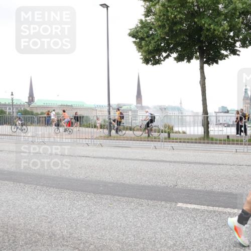 29.06.2025 - hella hamburg halbmarathon Lena Gebhardt http://msf.ph/oto/8277027 29.06.2025 10:54:44 Lombardsbrücke 1198, 1762, 1822, 1949, 2084, 2244, 2532, 2566, 2586, 2632, 3002, 3364, 3761, 3795, 3857, 4191, 4192, 4720, 4971, 5157, 5185, 5216, 5309, 5392, 5500, 5727, 5882, 5933, 5993, 6023, 6279, 6839, 6982, 7498, 7670, 7946, 7986, 8012, 8186, 8801, 8803, 9130, 9521, 9596, 10109, 10331, 10471, 10686, 11033, 11226, 11287, 11354, 11567, 11569, 12240, 12268, 12270, 12930, 13272, 13283, 13944, 13945, 13979, 13980 meine-sportfotos.de