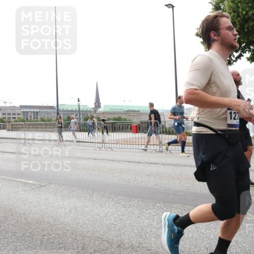29.06.2025 - hella hamburg halbmarathon Lena Gebhardt http://msf.ph/oto/8277094 29.06.2025 10:35:04 Lombardsbrücke 12555, 121, 1025, 1284, 1497, 1717, 1849, 2198, 2355, 2376, 2751, 3130, 3409, 3420, 3828, 3958, 4564, 4884, 5027, 5453, 5531, 6029, 6189, 6310, 6335, 6379, 6397, 6471, 6803, 6843, 6859, 7020, 7267, 7299, 7386, 7733, 7927, 8296, 8369, 8793, 9122, 9164, 9248, 9448, 9514, 10335, 10358, 10464, 10531, 10606, 10674, 11122, 11233, 11245, 11320, 11359, 11565, 11646, 11886, 12019, 12062, 12164, 12236, 12326, 12382, 12764, 15477, 16311 meine-sportfotos.de