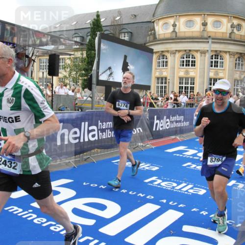 29.06.2025 - hella hamburg halbmarathon Michael Strokosch http://msf.ph/oto/8277149 29.06.2025 10:54:05 Ziel 1151, 1410, 1815, 2432, 3096, 3208, 3209, 6356, 6374, 6481, 7918, 8394, 9032, 11499, 11789, 12379, 13032, 13869, 17348, 18308 meine-sportfotos.de