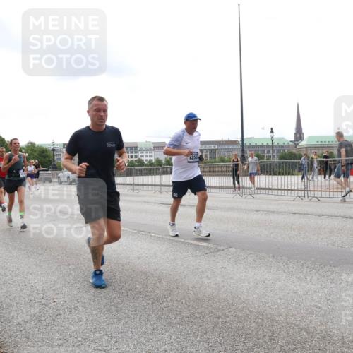 29.06.2025 - hella hamburg halbmarathon Lena Gebhardt http://msf.ph/oto/8277273 29.06.2025 10:35:05 Lombardsbrücke 13623, 12555, 1025, 1284, 1497, 1717, 1849, 2198, 2355, 2376, 2751, 3130, 3409, 3420, 3828, 3958, 4564, 4884, 5027, 5453, 5531, 6029, 6189, 6310, 6335, 6365, 6379, 6397, 6471, 6803, 6843, 6859, 7020, 7267, 7299, 7386, 7927, 8296, 8369, 8793, 9122, 9164, 9248, 9448, 9514, 10335, 10358, 10393, 10464, 10531, 10606, 11122, 11233, 11245, 11320, 11359, 11565, 11646, 11886, 12019, 12062, 12164, 12236, 12326, 12382, 12764, 15477, 16311 meine-sportfotos.de