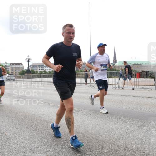 29.06.2025 - hella hamburg halbmarathon Lena Gebhardt http://msf.ph/oto/8277322 29.06.2025 10:35:06 Lombardsbrücke 13623, 2, 16778, 639, 12555, 1284, 1497, 1717, 1849, 2198, 2355, 2376, 2751, 3130, 3409, 3420, 3828, 3958, 4564, 4884, 5027, 5453, 5531, 6029, 6189, 6310, 6335, 6365, 6379, 6397, 6471, 6803, 6843, 6859, 7020, 7267, 7299, 7927, 8249, 8296, 8369, 8793, 9122, 9164, 9248, 9448, 9514, 10335, 10358, 10393, 10464, 10531, 10606, 11122, 11233, 11245, 11320, 11359, 11565, 11646, 11838, 11839, 11886, 12019, 12062, 12164, 12236, 12326, 12382, 12764, 15477 meine-sportfotos.de