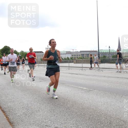 29.06.2025 - hella hamburg halbmarathon Lena Gebhardt http://msf.ph/oto/8277370 29.06.2025 10:35:07 Lombardsbrücke 13623, 1284, 1497, 1717, 1849, 2198, 2355, 2376, 2751, 3130, 3409, 3828, 3958, 4564, 4703, 4704, 4884, 5027, 5453, 5531, 6029, 6189, 6310, 6335, 6365, 6379, 6397, 6471, 6803, 6843, 6859, 7020, 7267, 7299, 7927, 8249, 8296, 8369, 8793, 9122, 9248, 9448, 9514, 10358, 10393, 10464, 10531, 10606, 11122, 11233, 11245, 11320, 11359, 11565, 11646, 11838, 11839, 11886, 12019, 12062, 12164, 12236, 12326, 12382, 12764, 15477 meine-sportfotos.de