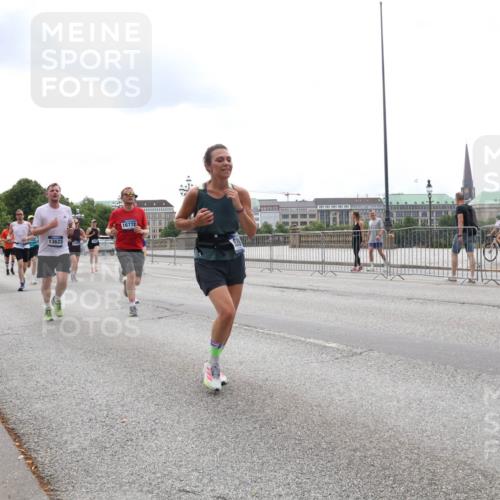 29.06.2025 - hella hamburg halbmarathon Lena Gebhardt http://msf.ph/oto/8277403 29.06.2025 10:35:07 Lombardsbrücke 13623, 16778, 1284, 1497, 1717, 1849, 2198, 2355, 2376, 2751, 3130, 3409, 3828, 3958, 4564, 4703, 4704, 4884, 5027, 5453, 5531, 6029, 6189, 6310, 6335, 6365, 6379, 6397, 6471, 6803, 6843, 6859, 7020, 7267, 7299, 7927, 8249, 8296, 8369, 8793, 9122, 9248, 9448, 9514, 10358, 10393, 10464, 10531, 10606, 11122, 11233, 11245, 11320, 11359, 11565, 11646, 11838, 11839, 11886, 12019, 12062, 12164, 12236, 12326, 12382, 12764, 15477 meine-sportfotos.de