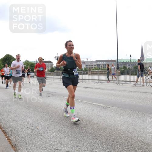 29.06.2025 - hella hamburg halbmarathon Lena Gebhardt http://msf.ph/oto/8277435 29.06.2025 10:35:07 Lombardsbrücke 1284, 1497, 1717, 1849, 2198, 2355, 2376, 2751, 3130, 3409, 3828, 3958, 4564, 4703, 4704, 4884, 5027, 5453, 5531, 6029, 6189, 6310, 6335, 6365, 6379, 6397, 6471, 6803, 6843, 6859, 7020, 7267, 7299, 7927, 8249, 8296, 8369, 8793, 9122, 9248, 9448, 9514, 10358, 10393, 10464, 10531, 10606, 11122, 11233, 11245, 11320, 11359, 11565, 11646, 11838, 11839, 11886, 12019, 12062, 12164, 12236, 12326, 12382, 12764, 15477 meine-sportfotos.de