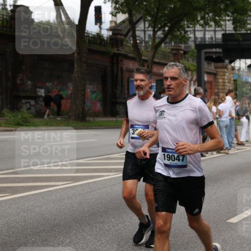 29.06.2025 - hella hamburg halbmarathon Yannick Fuchs http://msf.ph/oto/8277442 29.06.2025 10:49:30 20KM 1120, 1143, 1179, 1193, 1834, 2612, 3037, 3058, 3668, 4249, 4897, 5021, 5643, 5672, 6569, 6591, 6924, 7147, 7221, 7594, 7976, 8573, 8691, 10188, 10582, 11039, 11231, 12248, 12544, 12545, 13234, 13236, 13470, 14365, 14750, 15184, 15300, 15484, 15584, 15818, 15884, 16108, 16176, 16213, 16334, 16401, 16521, 16609, 16786, 17133, 17259, 17603, 17640, 17642, 17734, 17940, 18064, 18290, 18741, 18746, 18835, 19047, 19120 meine-sportfotos.de