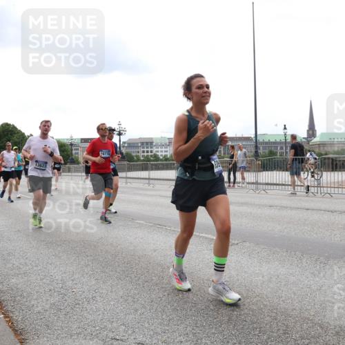 29.06.2025 - hella hamburg halbmarathon Lena Gebhardt http://msf.ph/oto/8277457 29.06.2025 10:35:07 Lombardsbrücke 13623, 16778, 1284, 1497, 1717, 1849, 2198, 2355, 2376, 2751, 3130, 3409, 3828, 3958, 4564, 4703, 4704, 4884, 5027, 5453, 5531, 6029, 6189, 6310, 6335, 6365, 6379, 6397, 6471, 6803, 6843, 6859, 7020, 7267, 7299, 7927, 8249, 8296, 8369, 8793, 9122, 9248, 9448, 9514, 10358, 10393, 10464, 10531, 10606, 11122, 11233, 11245, 11320, 11359, 11565, 11646, 11838, 11839, 11886, 12019, 12062, 12164, 12236, 12326, 12382, 12764, 15477 meine-sportfotos.de