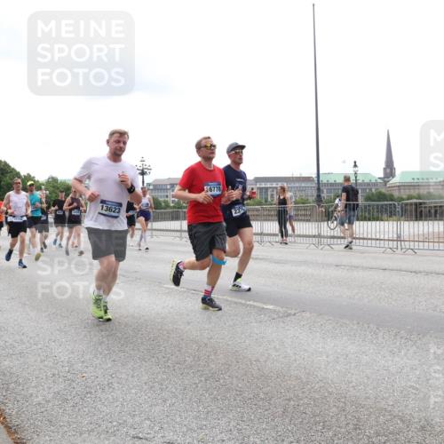 29.06.2025 - hella hamburg halbmarathon Lena Gebhardt http://msf.ph/oto/8277557 29.06.2025 10:35:08 Lombardsbrücke 15732, 16010, 13623, 16778, 2376, 1284, 1497, 1717, 1849, 2198, 2355, 2376, 2751, 3130, 3409, 3828, 3958, 4564, 4703, 4704, 4884, 5027, 5453, 5531, 6029, 6189, 6310, 6335, 6365, 6379, 6397, 6471, 6803, 6859, 7020, 7267, 7299, 7927, 8249, 8296, 8369, 8793, 9122, 9248, 9514, 10358, 10393, 10464, 10531, 10565, 10606, 11122, 11233, 11245, 11320, 11359, 11565, 11646, 11838, 11839, 11886, 12019, 12062, 12236, 12326, 12382, 12764, 15477 meine-sportfotos.de