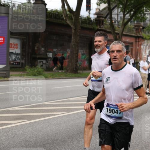 29.06.2025 - hella hamburg halbmarathon Yannick Fuchs http://msf.ph/oto/8277618 29.06.2025 10:49:31 20KM 1120, 1143, 1179, 1193, 1834, 2612, 3037, 3058, 3668, 4249, 4897, 5643, 5672, 6569, 6591, 6924, 7147, 7221, 7594, 7976, 8573, 8691, 10188, 10582, 11039, 11231, 12248, 12544, 12545, 13234, 13236, 13470, 14365, 15184, 15300, 15484, 15584, 15818, 15884, 16108, 16176, 16213, 16334, 16401, 16521, 16609, 16786, 17133, 17259, 17603, 17615, 17640, 17642, 17734, 17940, 18064, 18290, 18741, 18746, 18835, 19047, 19120 meine-sportfotos.de