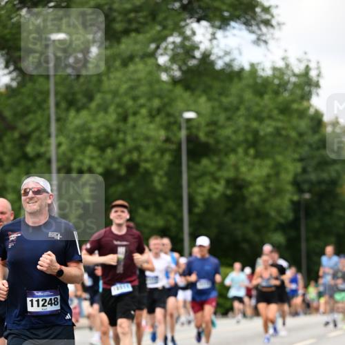29.06.2025 - hella hamburg halbmarathon Dr. Thomas Lammeyer http://msf.ph/oto/8277621 29.06.2025 10:36:30 Kennedybrücke 1292, 1640, 1987, 2268, 2349, 2943, 3022, 3239, 3365, 3707, 3751, 3778, 4314, 4365, 4605, 4857, 5601, 5658, 5743, 5783, 5871, 5941, 6218, 6228, 6252, 6312, 6315, 6642, 7239, 7387, 7468, 7535, 7789, 8072, 8073, 8124, 8127, 8303, 8625, 8840, 8914, 9010, 9125, 9188, 9206, 9765, 10013, 10111, 10248, 10354, 10624, 10828, 10924, 11168, 11205, 11225, 11248, 11362 meine-sportfotos.de