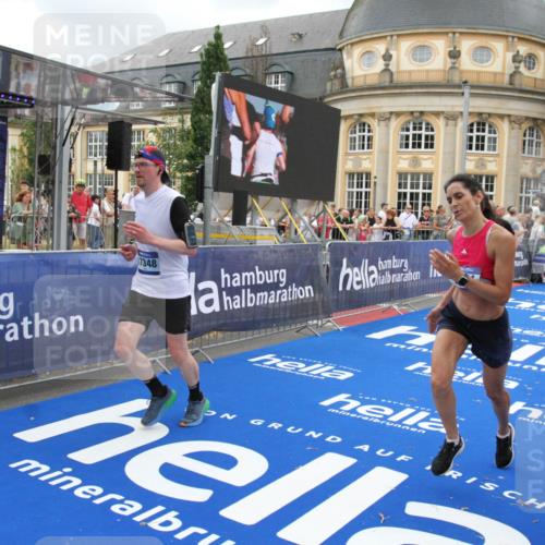 29.06.2025 - hella hamburg halbmarathon Michael Strokosch http://msf.ph/oto/8277722 29.06.2025 10:54:07 Ziel 1151, 1410, 1815, 3096, 3208, 3209, 6294, 6356, 6374, 6581, 8394, 9032, 11499, 12379, 13397, 16871, 17348, 18308 meine-sportfotos.de