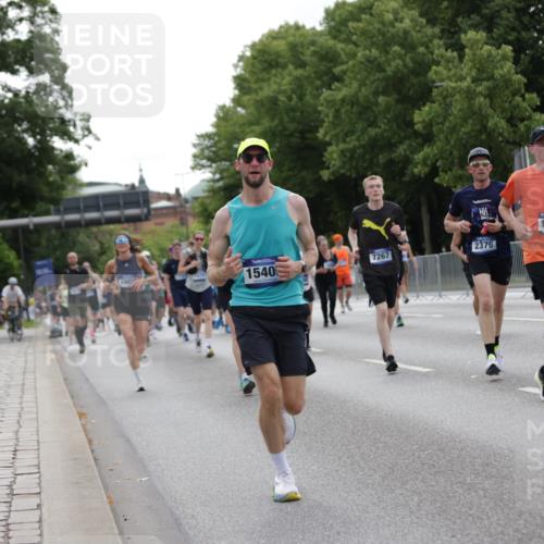 29.06.2025 - hella hamburg halbmarathon Jannik Wohlers http://msf.ph/oto/8277827 29.06.2025 10:34:43 Lombardsbrücke 1284, 1497, 1717, 1849, 2376, 2751, 3409, 4564, 4884, 5027, 5531, 6189, 6379, 6397, 6803, 7267, 7927, 9248, 10358, 10464, 10606, 11233, 11320, 11359, 11886, 12555, 12625, 13414, 13537, 13539, 13623, 13829, 14392, 15226, 15405, 15488, 15732, 15783, 16002, 16010, 16431, 16471, 16778, 16860, 17344, 17526, 17690, 17749, 18375, 18823 meine-sportfotos.de