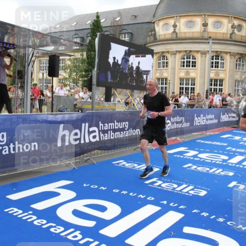 29.06.2025 - hella hamburg halbmarathon Michael Strokosch http://msf.ph/oto/8277841 29.06.2025 10:54:08 Ziel 1151, 1410, 1815, 3096, 3208, 3209, 5638, 6294, 6356, 6581, 8390, 9032, 11499, 12379, 13397, 16871, 17348, 18308 meine-sportfotos.de