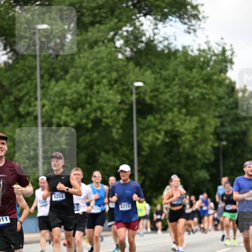 29.06.2025 - hella hamburg halbmarathon Dr. Thomas Lammeyer http://msf.ph/oto/8277867 29.06.2025 10:36:32 Kennedybrücke 1292, 1640, 1987, 2268, 2349, 2943, 3022, 3239, 3365, 3707, 3751, 3778, 4365, 4605, 4857, 5658, 5783, 5871, 5941, 6218, 6228, 6252, 6312, 6315, 6642, 7239, 7387, 7468, 7535, 7789, 8072, 8073, 8124, 8127, 8303, 8625, 8840, 8914, 9010, 9125, 9188, 9206, 9765, 10013, 10111, 10248, 10354, 10470, 10624, 10828, 10924, 11168, 11205, 11225, 11248, 11362 meine-sportfotos.de