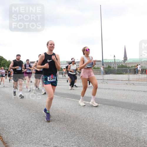 29.06.2025 - hella hamburg halbmarathon Lena Gebhardt http://msf.ph/oto/8277898 29.06.2025 10:54:48 Lombardsbrücke 2586, 033, 137337, 2244, 14409, 1198, 1949, 2084, 2244, 2532, 2566, 2586, 2632, 3002, 3274, 3761, 3795, 3857, 4191, 4192, 4720, 4971, 5185, 5216, 5392, 5500, 5727, 5882, 5933, 5993, 6023, 6279, 6839, 6982, 7238, 7670, 7986, 8012, 8186, 8801, 8803, 9130, 9521, 9596, 10109, 10331, 10471, 10686, 11033, 11226, 11287, 11567, 11569, 11788, 11908, 12240, 12268, 12270, 12930, 13272, 13283, 13548, 13944, 13945, 13979, 13980 meine-sportfotos.de