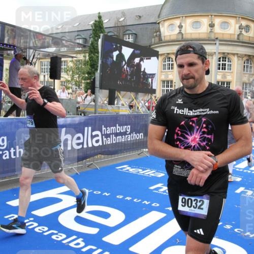 29.06.2025 - hella hamburg halbmarathon Michael Strokosch http://msf.ph/oto/8277912 29.06.2025 10:54:09 Ziel 1151, 1410, 3208, 3209, 5638, 6294, 6356, 6581, 8390, 9032, 9791, 11499, 12379, 13397, 13794, 16871, 17348, 18308 meine-sportfotos.de
