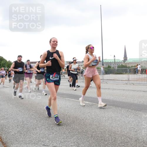 29.06.2025 - hella hamburg halbmarathon Lena Gebhardt http://msf.ph/oto/8277936 29.06.2025 10:54:49 Lombardsbrücke 033, 13733, 13272, 2244, 14409, 1198, 1949, 2084, 2244, 2532, 2566, 2586, 2632, 3002, 3274, 3761, 3795, 3857, 4191, 4192, 4720, 4971, 5185, 5216, 5392, 5500, 5727, 5882, 5933, 5993, 6023, 6279, 6839, 6982, 7238, 7986, 8012, 8186, 8801, 8803, 9130, 9521, 9596, 10109, 10331, 10471, 10686, 11033, 11226, 11287, 11567, 11569, 11788, 11908, 12147, 12148, 12240, 12268, 12270, 12930, 13272, 13283, 13548, 13944, 13945, 13979, 13980 meine-sportfotos.de