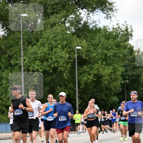 29.06.2025 - hella hamburg halbmarathon Dr. Thomas Lammeyer http://msf.ph/oto/8277954 29.06.2025 10:36:33 Kennedybrücke 1640, 1987, 2268, 2349, 2943, 3022, 3239, 3365, 3707, 3751, 3778, 4365, 4605, 4857, 5783, 5871, 5941, 6218, 6228, 6252, 6312, 6315, 6642, 7239, 7387, 7468, 7535, 7789, 8072, 8073, 8124, 8127, 8303, 8625, 8840, 8914, 9010, 9125, 9188, 9206, 9765, 10013, 10111, 10248, 10354, 10470, 10624, 10828, 10924, 11076, 11168, 11205, 11225, 11248, 11362 meine-sportfotos.de