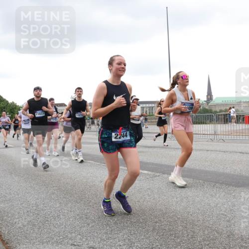 29.06.2025 - hella hamburg halbmarathon Lena Gebhardt http://msf.ph/oto/8277960 29.06.2025 10:54:49 Lombardsbrücke 2586, 19111, 11033, 13733, 13272, 2244, 09, 1198, 1949, 2084, 2244, 2532, 2566, 2586, 2632, 3002, 3274, 3761, 3795, 3857, 4191, 4192, 4720, 4971, 5185, 5216, 5392, 5500, 5727, 5882, 5933, 5993, 6023, 6279, 6839, 6982, 7238, 7986, 8012, 8186, 8801, 8803, 9130, 9521, 9596, 10109, 10331, 10471, 10686, 11033, 11226, 11287, 11567, 11569, 11788, 11908, 12147, 12148, 12240, 12268, 12270, 12930, 13272, 13283, 13548, 13944, 13945, 13979, 13980 meine-sportfotos.de