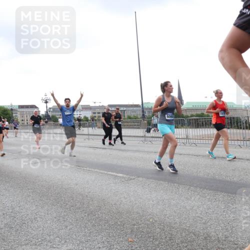 29.06.2025 - hella hamburg halbmarathon Lena Gebhardt http://msf.ph/oto/8277966 29.06.2025 10:46:27 Lombardsbrücke 1371, 1375, 1429, 1465, 1532, 1608, 1837, 1867, 1868, 1999, 2423, 2500, 2697, 2773, 2813, 2951, 3410, 3469, 3734, 4119, 4202, 4223, 4296, 4355, 4448, 4604, 5697, 5703, 5769, 5770, 5854, 5892, 6068, 6124, 6161, 6392, 7303, 7364, 7368, 7374, 7767, 7894, 7960, 7983, 8047, 8477, 8551, 8700, 9129, 9337, 9426, 9445, 9691, 10153, 10230, 11358, 11361, 11876, 11910, 12298, 12333, 12507, 12522, 13969, 14261, 15852, 16882, 16987 meine-sportfotos.de