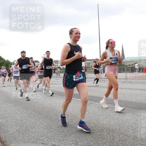 29.06.2025 - hella hamburg halbmarathon Lena Gebhardt http://msf.ph/oto/8277985 29.06.2025 10:54:49 Lombardsbrücke 2586, 3331, 19111, 11033, 13733, 2244, 4409, 1198, 1949, 2084, 2244, 2532, 2566, 2586, 2632, 3002, 3274, 3761, 3795, 3857, 4191, 4192, 4720, 4971, 5185, 5216, 5392, 5500, 5727, 5882, 5933, 5993, 6023, 6279, 6839, 6982, 7238, 7986, 8012, 8186, 8801, 8803, 9130, 9521, 9596, 10109, 10331, 10471, 10686, 11033, 11226, 11287, 11567, 11569, 11788, 11908, 12147, 12148, 12240, 12268, 12270, 12930, 13272, 13283, 13548, 13944, 13945, 13979, 13980 meine-sportfotos.de