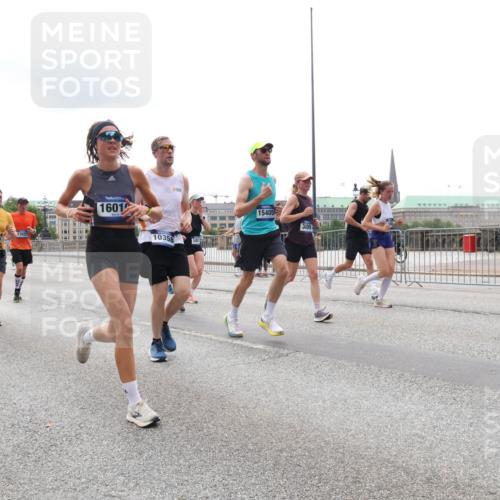 29.06.2025 - hella hamburg halbmarathon Lena Gebhardt http://msf.ph/oto/8277997 29.06.2025 10:35:11 Lombardsbrücke 15226, 15732, 10, 13537, 1601, 10358, 15405, 1284, 1497, 1717, 1821, 1849, 2198, 2355, 2376, 2751, 3130, 3409, 3828, 3958, 4564, 4703, 4704, 4884, 5027, 5531, 5793, 6029, 6189, 6310, 6335, 6365, 6379, 6397, 6471, 6803, 6859, 7020, 7267, 7299, 7927, 8249, 8296, 8369, 8567, 8793, 9122, 9248, 10358, 10393, 10464, 10531, 10565, 10606, 11122, 11233, 11245, 11320, 11359, 11565, 11646, 11838, 11839, 11886, 12019, 12062, 12236, 12326, 12382, 12764 meine-sportfotos.de
