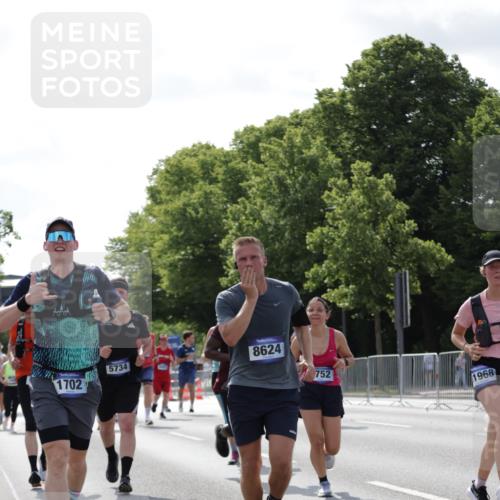 29.06.2025 - hella hamburg halbmarathon Jannik Wohlers http://msf.ph/oto/8278025 29.06.2025 10:02:20 Lombardsbrücke 1702, 2819, 3225, 3630, 3919, 4665, 4904, 5734, 6752, 6815, 6997, 7888, 8003, 8364, 8481, 8483, 8624, 8662, 9006, 9554, 9986, 10128, 10295, 10539, 11250, 11515, 11702, 11782, 11935, 11968, 12908, 13184, 13488, 13491, 14456, 14732, 15217, 15394, 15698, 15834, 15993, 16160, 16233, 16237, 16654, 17757, 17939, 19117, 19146, 19165, 19173, 19176 meine-sportfotos.de