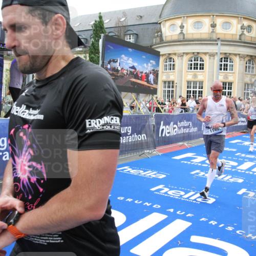 29.06.2025 - hella hamburg halbmarathon Michael Strokosch http://msf.ph/oto/8278032 29.06.2025 10:54:09 Ziel 1151, 1410, 3208, 3209, 5638, 6294, 6356, 6581, 8390, 9032, 9791, 11499, 12379, 13397, 13794, 16871, 17348, 18308 meine-sportfotos.de