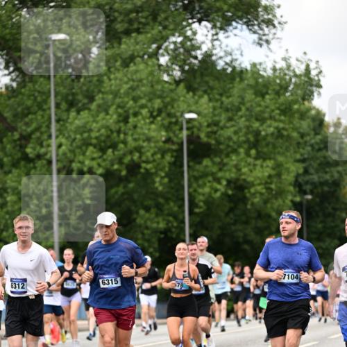 29.06.2025 - hella hamburg halbmarathon Dr. Thomas Lammeyer http://msf.ph/oto/8278033 29.06.2025 10:36:34 Kennedybrücke 1640, 1987, 2268, 2349, 2943, 3022, 3239, 3365, 3707, 3751, 3778, 4365, 4605, 4857, 5783, 5871, 5941, 6218, 6228, 6252, 6312, 6315, 6642, 7239, 7387, 7468, 7531, 7535, 7789, 8072, 8073, 8124, 8127, 8303, 8625, 8840, 8914, 9010, 9125, 9188, 9206, 9765, 10013, 10111, 10203, 10354, 10470, 10624, 10828, 10924, 11076, 11205, 11225, 11248, 11362 meine-sportfotos.de