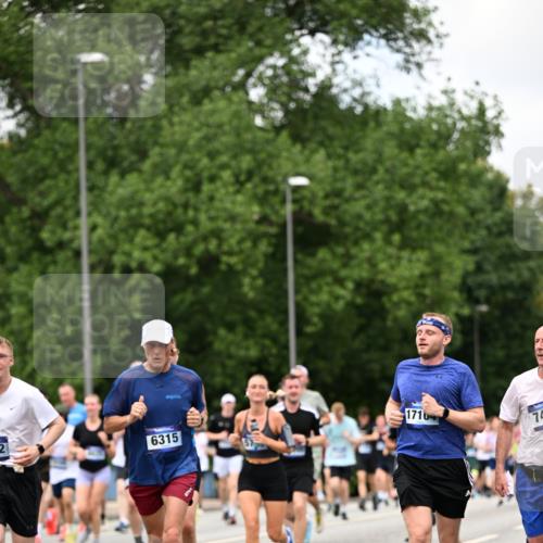29.06.2025 - hella hamburg halbmarathon Dr. Thomas Lammeyer http://msf.ph/oto/8278058 29.06.2025 10:36:34 Kennedybrücke 1640, 1987, 2268, 2349, 2943, 3022, 3239, 3365, 3707, 3751, 3778, 4365, 4605, 4857, 5783, 5871, 5941, 6218, 6228, 6252, 6312, 6315, 6642, 7239, 7387, 7468, 7531, 7535, 7789, 8072, 8073, 8124, 8127, 8303, 8625, 8840, 8914, 9010, 9125, 9188, 9206, 9765, 10013, 10111, 10203, 10354, 10470, 10624, 10828, 10924, 11076, 11205, 11225, 11248, 11362 meine-sportfotos.de
