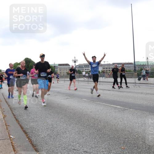 29.06.2025 - hella hamburg halbmarathon Lena Gebhardt http://msf.ph/oto/8278143 29.06.2025 10:46:28 Lombardsbrücke 1371, 1375, 1429, 1465, 1532, 1608, 1837, 1867, 1868, 1999, 2162, 2423, 2500, 2697, 2773, 2813, 2951, 3277, 3410, 3469, 3734, 4119, 4202, 4223, 4296, 4342, 4355, 4448, 4604, 5697, 5703, 5769, 5770, 5854, 5892, 6068, 6124, 6161, 6392, 7303, 7364, 7368, 7374, 7767, 7894, 7960, 7983, 8047, 8477, 8551, 8700, 9129, 9337, 9426, 9445, 9691, 10153, 10230, 11358, 11361, 11876, 11910, 12298, 12333, 12507, 12522, 13969, 14261, 15852, 16882, 16987 meine-sportfotos.de