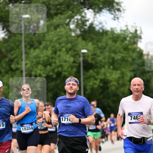 29.06.2025 - hella hamburg halbmarathon Dr. Thomas Lammeyer http://msf.ph/oto/8278202 29.06.2025 10:36:35 Kennedybrücke 1640, 1987, 2268, 2349, 2943, 3022, 3365, 3707, 3751, 3753, 3778, 4365, 4605, 4857, 5783, 5871, 5941, 6218, 6228, 6252, 6312, 6315, 6642, 7239, 7387, 7468, 7531, 7535, 7789, 8072, 8073, 8124, 8127, 8303, 8625, 8840, 8914, 9010, 9125, 9188, 9206, 9765, 10013, 10111, 10203, 10354, 10470, 10624, 10828, 10924, 11076, 11205, 11225, 11248, 11362 meine-sportfotos.de