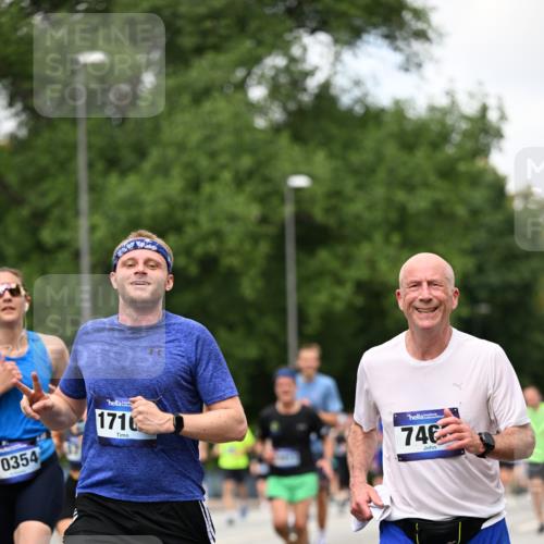 29.06.2025 - hella hamburg halbmarathon Dr. Thomas Lammeyer http://msf.ph/oto/8278271 29.06.2025 10:36:36 Kennedybrücke 1640, 1987, 2268, 2349, 2943, 3022, 3365, 3707, 3753, 3778, 4365, 4605, 4857, 5783, 5871, 5941, 6218, 6228, 6252, 6312, 6315, 6642, 7387, 7468, 7531, 7789, 8072, 8073, 8124, 8303, 8625, 8840, 8914, 9010, 9125, 9188, 9206, 9765, 10013, 10111, 10203, 10354, 10470, 10624, 10828, 10924, 11076, 11205, 11225, 11248, 11362 meine-sportfotos.de