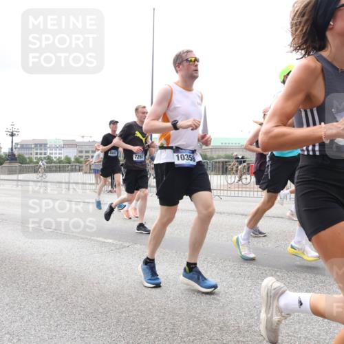 29.06.2025 - hella hamburg halbmarathon Lena Gebhardt http://msf.ph/oto/8278308 29.06.2025 10:35:12 Lombardsbrücke 15732, 6803, 7267, 10358, 1284, 1497, 1717, 1821, 1849, 2001, 2198, 2355, 2376, 2751, 3130, 3409, 3828, 3958, 4564, 4703, 4704, 4884, 4965, 5027, 5531, 5793, 6029, 6189, 6310, 6335, 6365, 6379, 6397, 6471, 6803, 6859, 7020, 7267, 7299, 7927, 8249, 8296, 8369, 8567, 8793, 9122, 9248, 10358, 10393, 10464, 10531, 10565, 10606, 11122, 11233, 11320, 11359, 11565, 11646, 11838, 11839, 11886, 12019, 12062, 12236, 12326, 12382, 12764 meine-sportfotos.de