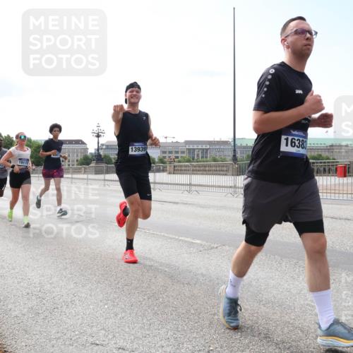 29.06.2025 - hella hamburg halbmarathon Lena Gebhardt http://msf.ph/oto/8278318 29.06.2025 10:11:32 Lombardsbrücke 1328, 1531, 1723, 1866, 1992, 2868, 3363, 3837, 4227, 5254, 5605, 7271, 7571, 8115, 8171, 8206, 8207, 8368, 8561, 8807, 8810, 9119, 9428, 10196, 10372, 10428, 11149, 11321, 11507, 11755, 12286, 12473, 12836, 13177, 13203, 13603, 13939, 14008, 14022, 14149, 14384, 15009, 15252, 15797, 15908, 15945, 16383, 17080, 17142, 17500, 17638, 17787, 17866, 18278, 18382, 19172, 19241 meine-sportfotos.de