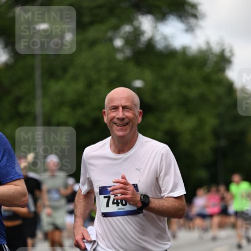 29.06.2025 - hella hamburg halbmarathon Dr. Thomas Lammeyer http://msf.ph/oto/8278371 29.06.2025 10:36:37 Kennedybrücke 1640, 1987, 2268, 2349, 2943, 3022, 3365, 3753, 4857, 5783, 5871, 5941, 6228, 6252, 6312, 6315, 6642, 7387, 7468, 7531, 7789, 8072, 8073, 8124, 8303, 8625, 8840, 8914, 9010, 9125, 9188, 9206, 9542, 9765, 10013, 10111, 10203, 10354, 10470, 10624, 10828, 10924, 11076, 11205, 11225, 11248, 11362 meine-sportfotos.de