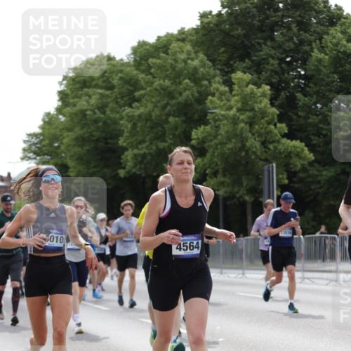 29.06.2025 - hella hamburg halbmarathon Jannik Wohlers http://msf.ph/oto/8278389 29.06.2025 10:34:45 Lombardsbrücke 1284, 1497, 1717, 1849, 2376, 2751, 3409, 3828, 4564, 5027, 5531, 6189, 6397, 6471, 6803, 7267, 7927, 9248, 10358, 10464, 10606, 11233, 11320, 11359, 11565, 11886, 12062, 12555, 12625, 13414, 13537, 13539, 13623, 13829, 14392, 14735, 15226, 15405, 15488, 15704, 15732, 15783, 16002, 16010, 16431, 16778, 16860, 17344, 17526, 17690, 17749, 18054, 18375, 18823 meine-sportfotos.de