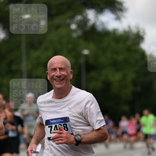 29.06.2025 - hella hamburg halbmarathon Dr. Thomas Lammeyer http://msf.ph/oto/8278397 29.06.2025 10:36:37 Kennedybrücke 1640, 1987, 2268, 2349, 2943, 3022, 3365, 3753, 4857, 5783, 5871, 5941, 6228, 6252, 6312, 6315, 6642, 7387, 7468, 7531, 7789, 8072, 8073, 8124, 8303, 8625, 8840, 8914, 9010, 9125, 9188, 9206, 9542, 9765, 10013, 10111, 10203, 10354, 10470, 10624, 10828, 10924, 11076, 11205, 11225, 11248, 11362 meine-sportfotos.de