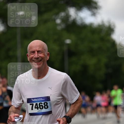 29.06.2025 - hella hamburg halbmarathon Dr. Thomas Lammeyer http://msf.ph/oto/8278426 29.06.2025 10:36:37 Kennedybrücke 1640, 1987, 2268, 2349, 2943, 3022, 3365, 3753, 4857, 5783, 5871, 5941, 6228, 6252, 6312, 6315, 6642, 7387, 7468, 7531, 7789, 8072, 8073, 8124, 8303, 8625, 8840, 8914, 9010, 9125, 9188, 9206, 9542, 9765, 10013, 10111, 10203, 10354, 10470, 10624, 10828, 10924, 11076, 11205, 11225, 11248, 11362 meine-sportfotos.de