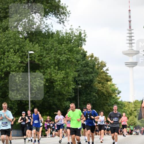 29.06.2025 - hella hamburg halbmarathon Dr. Thomas Lammeyer http://msf.ph/oto/8278452 29.06.2025 10:36:38 Kennedybrücke 1640, 1987, 2268, 2349, 2943, 3022, 3365, 3670, 3753, 4857, 5783, 5871, 5941, 6228, 6252, 6312, 6315, 6642, 7387, 7468, 7531, 7789, 8303, 8625, 8840, 8914, 9010, 9125, 9188, 9206, 9542, 9765, 10013, 10111, 10203, 10354, 10470, 10624, 10828, 10924, 11076, 11205, 11225, 11248, 11362 meine-sportfotos.de