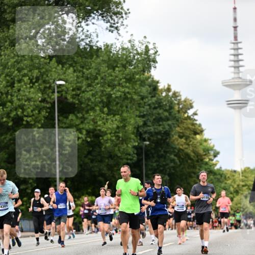 29.06.2025 - hella hamburg halbmarathon Dr. Thomas Lammeyer http://msf.ph/oto/8278532 29.06.2025 10:36:39 Kennedybrücke 1640, 1987, 2268, 2943, 3022, 3365, 3670, 3753, 4857, 5783, 5871, 5941, 6228, 6252, 6312, 6315, 6642, 7387, 7468, 7531, 7789, 8303, 8625, 8840, 8914, 9010, 9125, 9188, 9206, 9542, 9765, 10013, 10111, 10203, 10354, 10470, 10624, 10828, 11076, 11205, 11225, 11248, 11362 meine-sportfotos.de