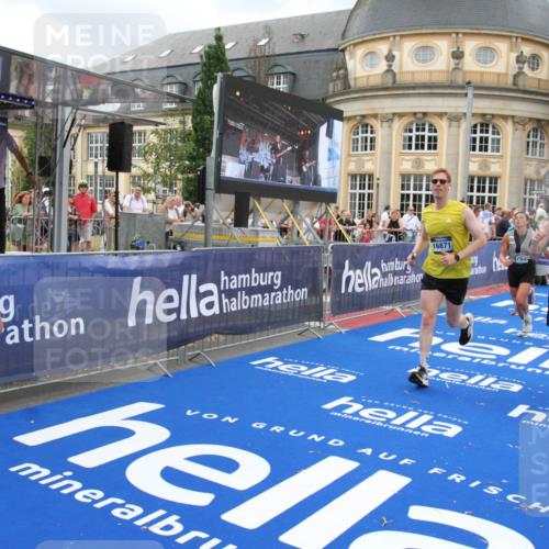 29.06.2025 - hella hamburg halbmarathon Michael Strokosch http://msf.ph/oto/8278552 29.06.2025 10:54:12 Ziel 1410, 3208, 3209, 3898, 5638, 6294, 6443, 6581, 8390, 9791, 11499, 12213, 12379, 13397, 13794, 15169, 15524, 16780, 16871 meine-sportfotos.de