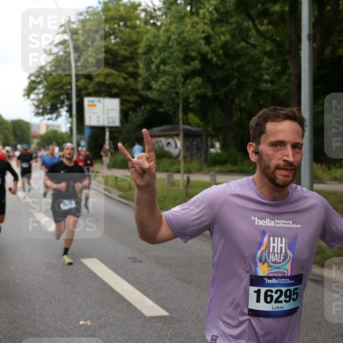 29.06.2025 - hella hamburg halbmarathon Yannick Fuchs http://msf.ph/oto/8278580 29.06.2025 10:37:19 20KM 1353, 1675, 1735, 2653, 4229, 4235, 5011, 5124, 5477, 7035, 7448, 7734, 7865, 9364, 9371, 9534, 9833, 10216, 10469, 11907, 12839, 13746, 14226, 14447, 14560, 14813, 15255, 15297, 15301, 15328, 15535, 15851, 16295, 16333, 16677, 17000, 17177, 17733, 17911, 18004, 18275, 18304, 18632, 18659, 18680, 18987 meine-sportfotos.de
