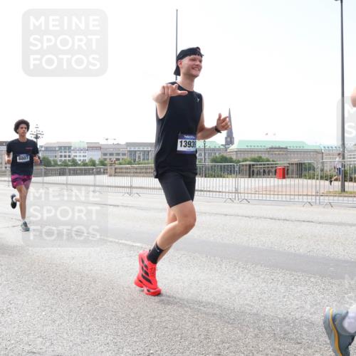 29.06.2025 - hella hamburg halbmarathon Lena Gebhardt http://msf.ph/oto/8278677 29.06.2025 10:11:32 Lombardsbrücke 1328, 1531, 1723, 1866, 1992, 2868, 3363, 3837, 4227, 5254, 5605, 7271, 7571, 8115, 8171, 8206, 8207, 8368, 8561, 8807, 8810, 9119, 9428, 10196, 10372, 10428, 11149, 11321, 11507, 11755, 12286, 12473, 12836, 13177, 13203, 13603, 13939, 14008, 14022, 14149, 14384, 15009, 15252, 15797, 15908, 15945, 16383, 17080, 17142, 17500, 17638, 17787, 17866, 18278, 18382, 19172, 19241 meine-sportfotos.de