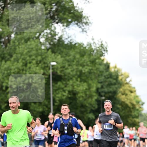 29.06.2025 - hella hamburg halbmarathon Dr. Thomas Lammeyer http://msf.ph/oto/8278723 29.06.2025 10:36:43 Kennedybrücke 1237, 1640, 1647, 2268, 3022, 3660, 3670, 3753, 4857, 5110, 5783, 5871, 5941, 6228, 6252, 6312, 6315, 6642, 7387, 7468, 7531, 7749, 7789, 8625, 8840, 8914, 9010, 9188, 9206, 9542, 9765, 10013, 10111, 10203, 10354, 10470, 10624, 10828, 11076, 11205, 11248 meine-sportfotos.de