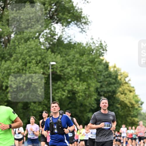 29.06.2025 - hella hamburg halbmarathon Dr. Thomas Lammeyer http://msf.ph/oto/8278739 29.06.2025 10:36:43 Kennedybrücke 1237, 1640, 1647, 2268, 3022, 3660, 3670, 3753, 4857, 5110, 5783, 5871, 5941, 6228, 6252, 6312, 6315, 6642, 7387, 7468, 7531, 7749, 7789, 8625, 8840, 8914, 9010, 9188, 9206, 9542, 9765, 10013, 10111, 10203, 10354, 10470, 10624, 10828, 11076, 11205, 11248 meine-sportfotos.de