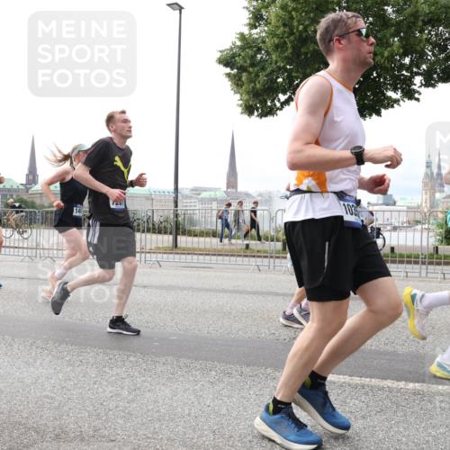 29.06.2025 - hella hamburg halbmarathon Lena Gebhardt http://msf.ph/oto/8278775 29.06.2025 10:35:12 Lombardsbrücke 6803, 103, 1284, 1497, 1717, 1821, 1849, 2001, 2198, 2355, 2376, 2751, 3130, 3409, 3828, 3958, 4564, 4703, 4704, 4884, 4965, 5027, 5531, 5793, 6029, 6189, 6310, 6335, 6365, 6379, 6397, 6471, 6803, 6859, 7020, 7267, 7299, 7927, 8249, 8296, 8369, 8567, 8793, 9122, 9248, 10358, 10393, 10464, 10531, 10565, 10606, 11122, 11233, 11320, 11359, 11565, 11646, 11838, 11839, 11886, 12019, 12062, 12236, 12326, 12382, 12764 meine-sportfotos.de